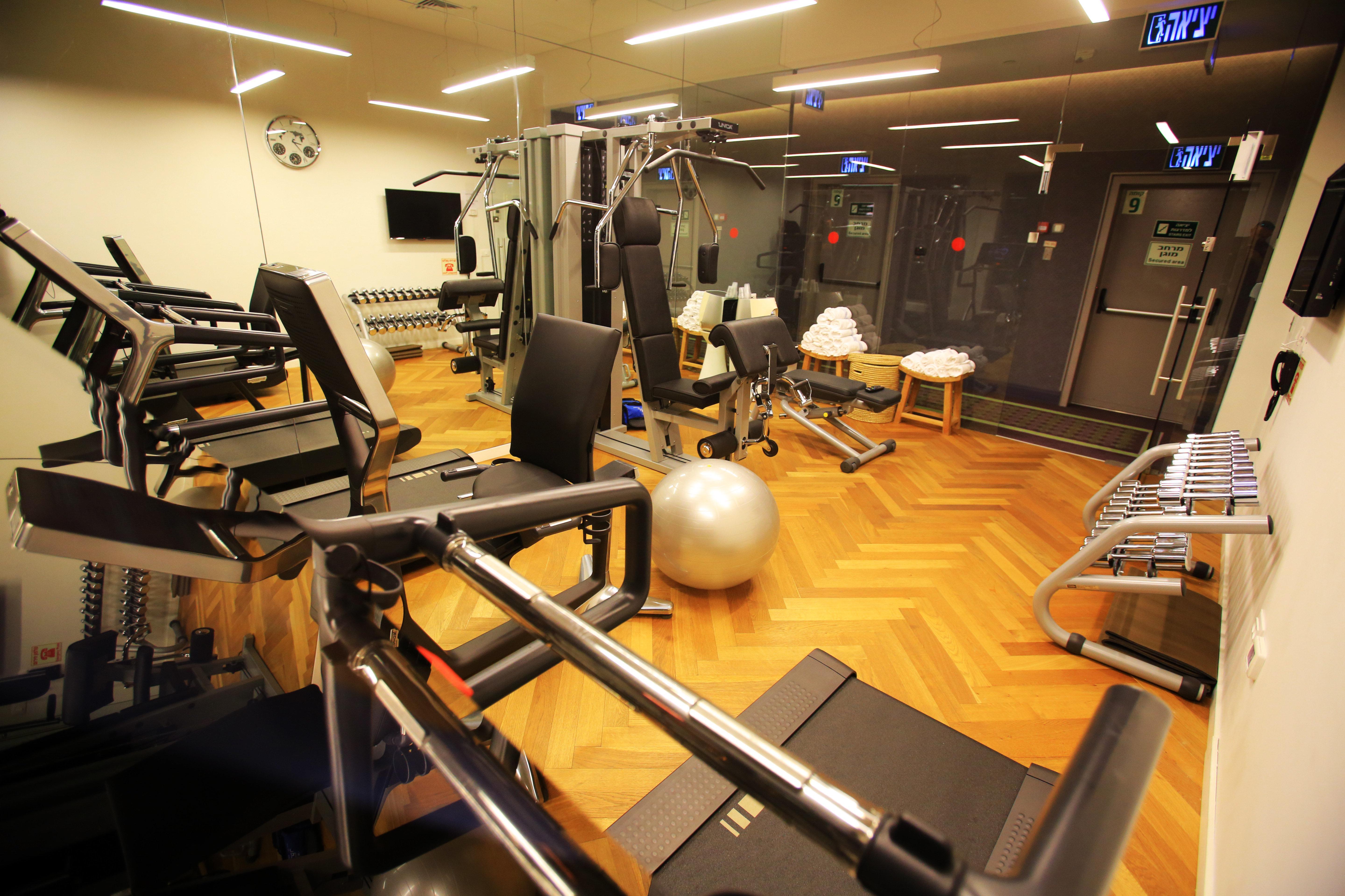 โรงแรมอินดิโก เทลอาวีฟ - ไดมอนด์ ดิสตริก Giv'atayim ภายนอก รูปภาพ A gym in a hotel