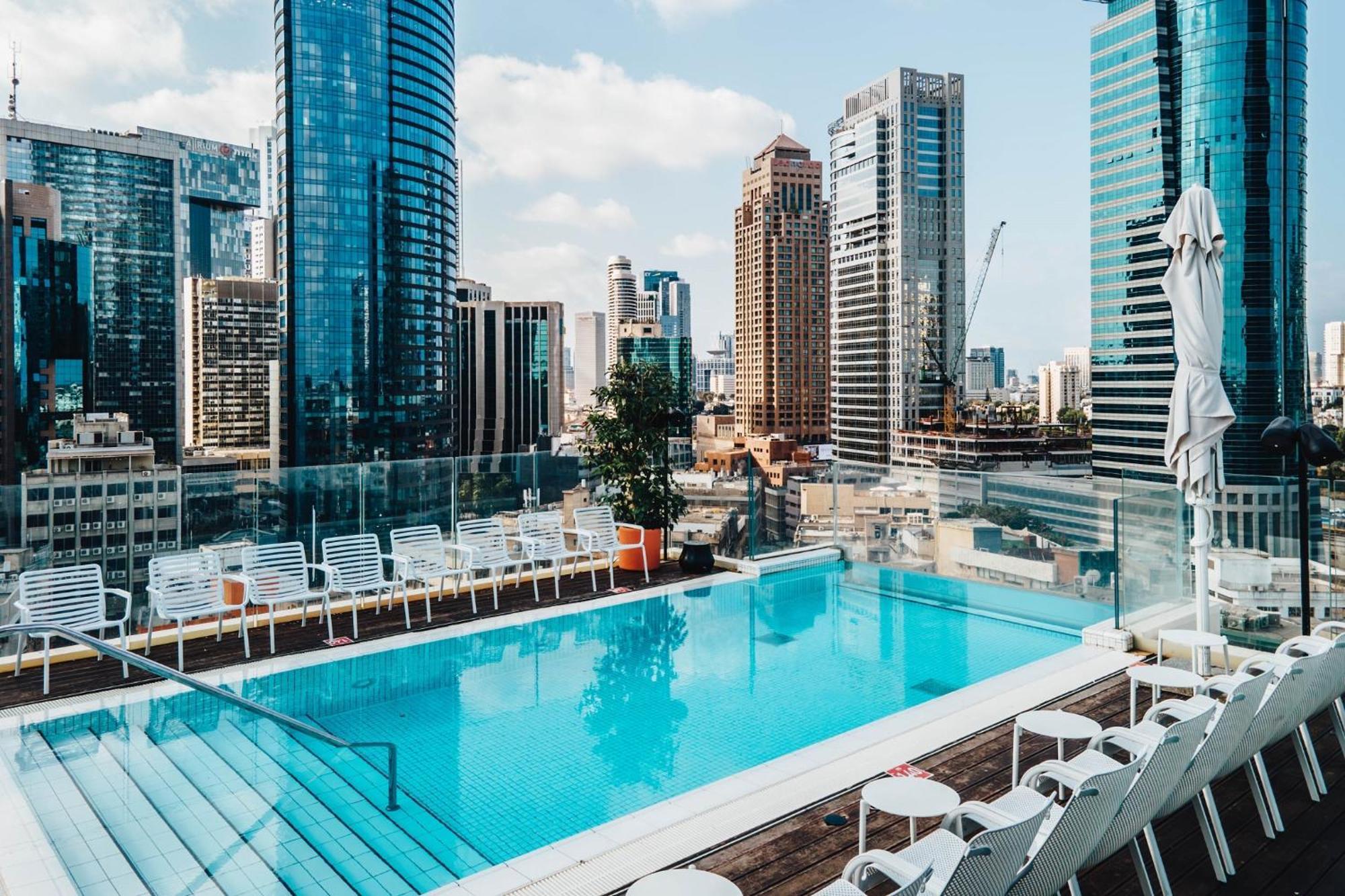 โรงแรมอินดิโก เทลอาวีฟ - ไดมอนด์ ดิสตริก Giv'atayim ภายนอก รูปภาพ The rooftop pool at the hotel