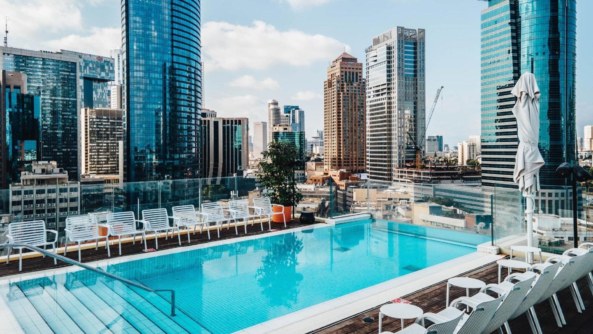โรงแรมอินดิโก เทลอาวีฟ - ไดมอนด์ ดิสตริก Giv'atayim ภายนอก รูปภาพ Rooftop pool at the hotel
